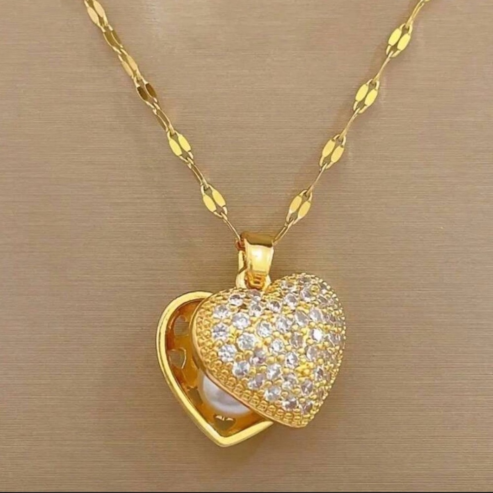 NWT Light Luxury Gorgeous Peach Heart, Pearl, Shell Necklace Versatile